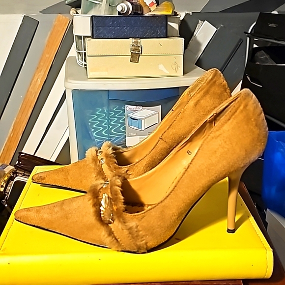 New Suede w/Fur Designer Shoes by Dangerous, Sz 8, Tan, Pointy Toe, 3" Heel - Picture 4 of 11